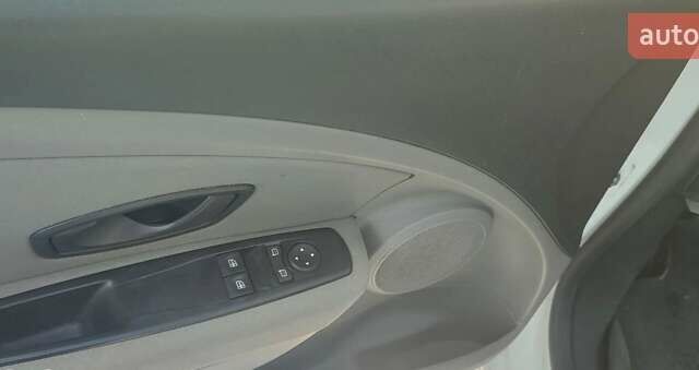 Белый Рено Меган, объемом двигателя 1.5 л и пробегом 287 тыс. км за 5000 $, фото 12 на Automoto.ua