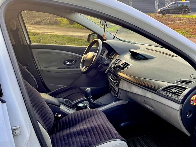 Белый Рено Меган, объемом двигателя 1.5 л и пробегом 265 тыс. км за 5900 $, фото 1 на Automoto.ua