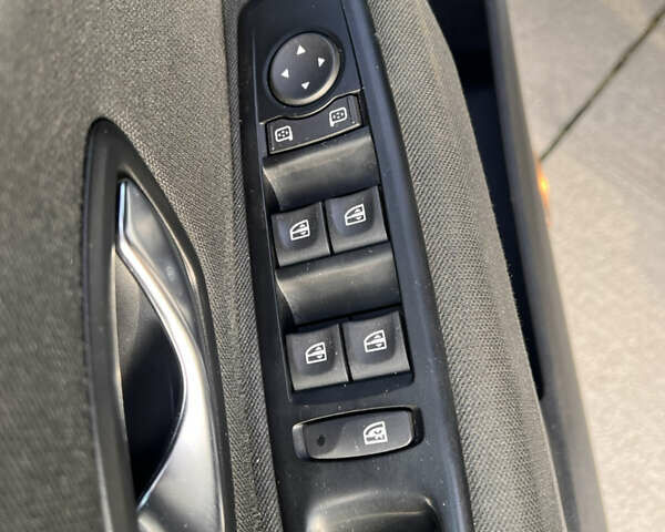 Білий Рено Меган, об'ємом двигуна 1.46 л та пробігом 226 тис. км за 7500 $, фото 16 на Automoto.ua