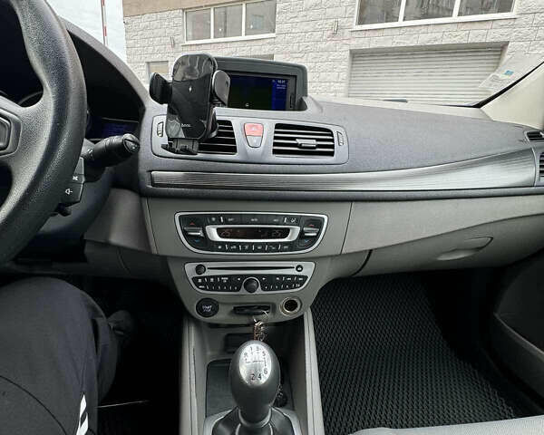 Белый Рено Меган, объемом двигателя 1.5 л и пробегом 323 тыс. км за 5500 $, фото 5 на Automoto.ua