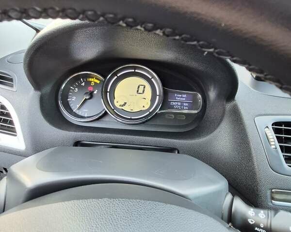 Рено Меган 2010 в Павлограде на Automoto.ua Белый Рено Меган, объемом двигателя 1.46 л и пробегом 237 тыс. км за 8150 $, фото 6 на Automoto.ua