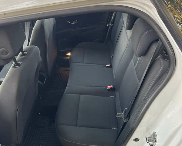 Белый Рено Меган, объемом двигателя 1.5 л и пробегом 257 тыс. км за 5250 $, фото 15 на Automoto.ua