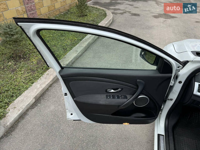 Белый Рено Меган, объемом двигателя 1.39 л и пробегом 207 тыс. км за 7200 $, фото 13 на Automoto.ua