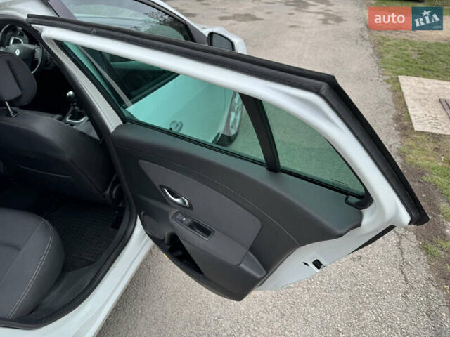 Белый Рено Меган, объемом двигателя 1.39 л и пробегом 207 тыс. км за 7200 $, фото 17 на Automoto.ua