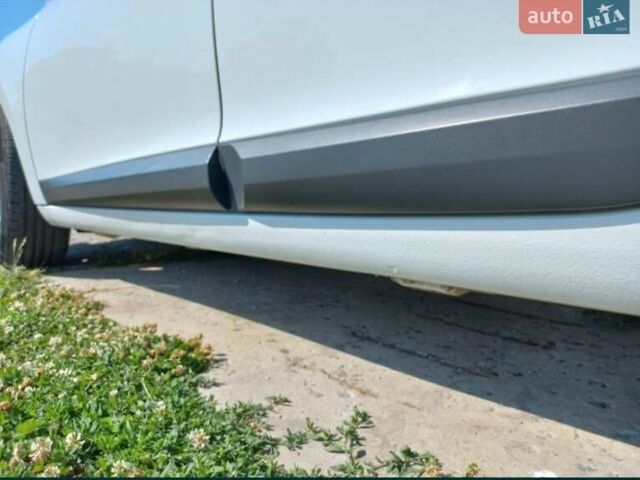 Рено Меган 2010 в Сумах на Automoto.ua Белый Рено Меган, объемом двигателя 1.4 л и пробегом 185 тыс. км за 6400 $, фото 2 на Automoto.ua