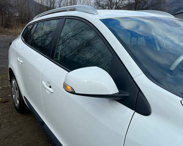 Белый Рено Меган, объемом двигателя 1.4 л и пробегом 226 тыс. км за 6100 $, фото 16 на Automoto.ua