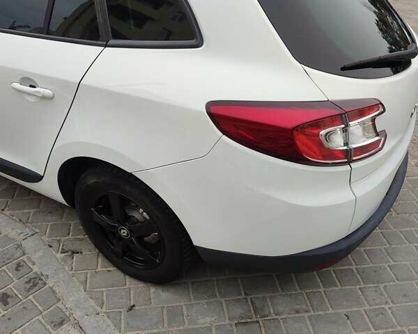 Рено Меган 2010 в Вышгороде на Automoto.ua Белый Рено Меган, объемом двигателя 1.6 л и пробегом 212 тыс. км за 7500 $, фото 2 на Automoto.ua