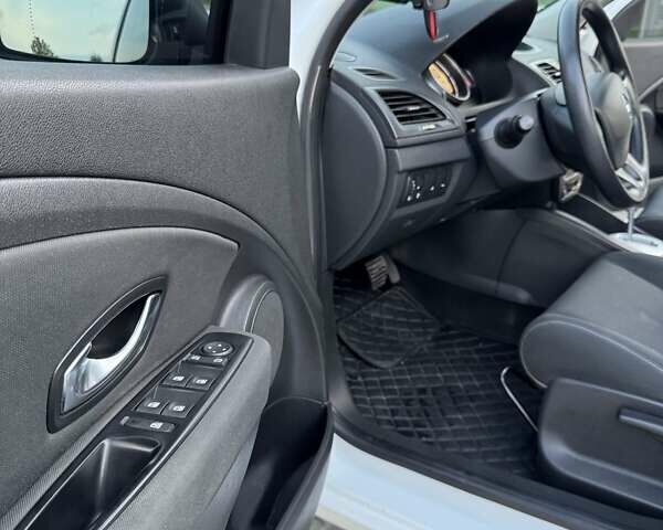 Белый Рено Меган, объемом двигателя 1.46 л и пробегом 316 тыс. км за 6500 $, фото 26 на Automoto.ua