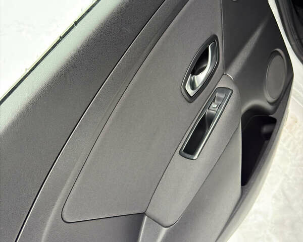 Білий Рено Меган, об'ємом двигуна 1.87 л та пробігом 302 тис. км за 6200 $, фото 18 на Automoto.ua