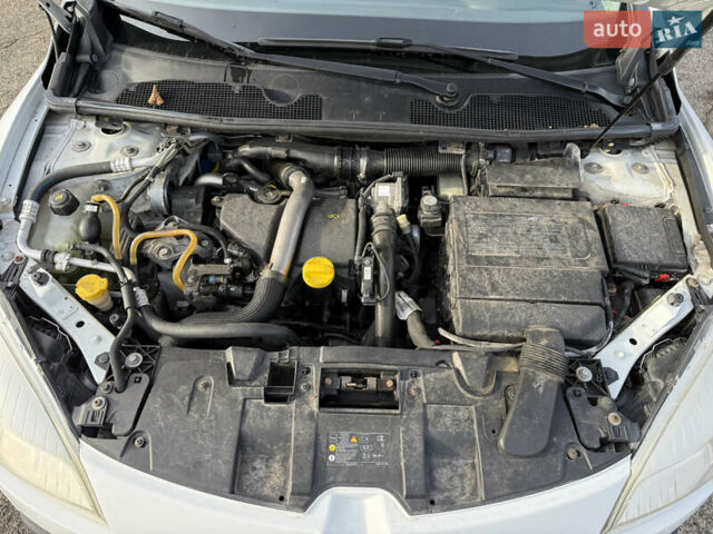 Белый Рено Меган, объемом двигателя 1.46 л и пробегом 299 тыс. км за 6200 $, фото 49 на Automoto.ua