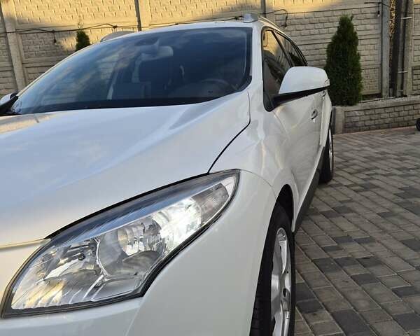 Рено Меган 2010 в Павлограде на Automoto.ua Белый Рено Меган, объемом двигателя 1.46 л и пробегом 237 тыс. км за 8150 $, фото 7 на Automoto.ua