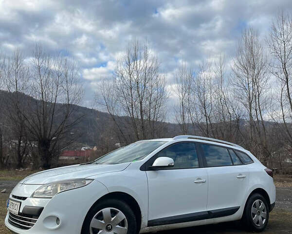 Белый Рено Меган, объемом двигателя 1.4 л и пробегом 226 тыс. км за 6100 $, фото 3 на Automoto.ua