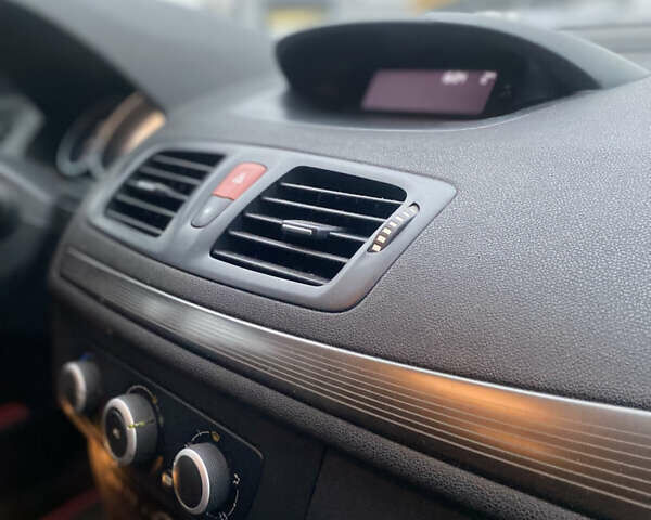 Белый Рено Меган, объемом двигателя 1.46 л и пробегом 232 тыс. км за 5850 $, фото 12 на Automoto.ua