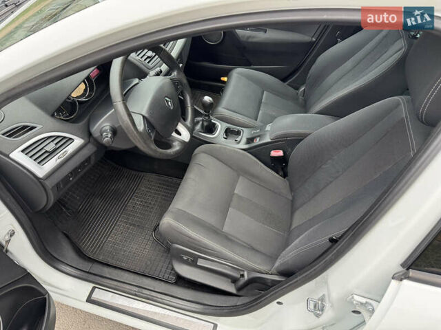 Белый Рено Меган, объемом двигателя 1.39 л и пробегом 207 тыс. км за 7200 $, фото 12 на Automoto.ua