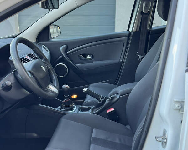 Белый Рено Меган, объемом двигателя 1.46 л и пробегом 298 тыс. км за 6200 $, фото 47 на Automoto.ua