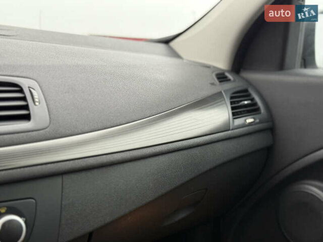 Белый Рено Меган, объемом двигателя 1.6 л и пробегом 211 тыс. км за 6750 $, фото 24 на Automoto.ua