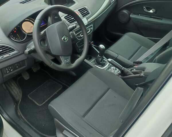 Рено Меган 2010 в Вышгороде на Automoto.ua Белый Рено Меган, объемом двигателя 1.6 л и пробегом 212 тыс. км за 7500 $, фото 7 на Automoto.ua