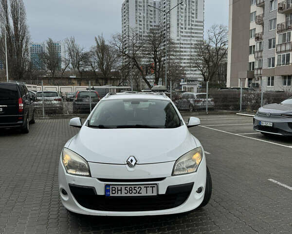 Белый Рено Меган, объемом двигателя 1.5 л и пробегом 323 тыс. км за 5500 $, фото 4 на Automoto.ua