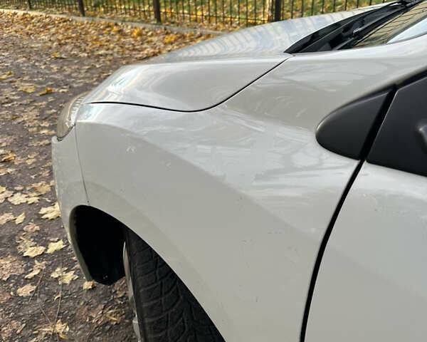 Белый Рено Меган, объемом двигателя 1.5 л и пробегом 257 тыс. км за 5250 $, фото 11 на Automoto.ua