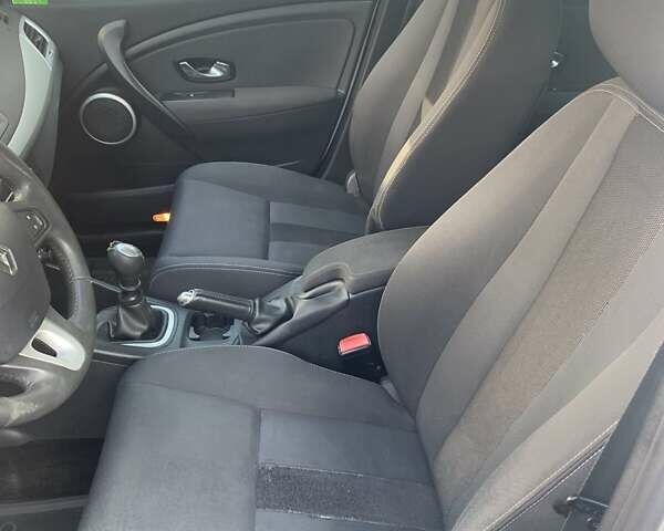 Белый Рено Меган, объемом двигателя 1.46 л и пробегом 210 тыс. км за 6300 $, фото 3 на Automoto.ua