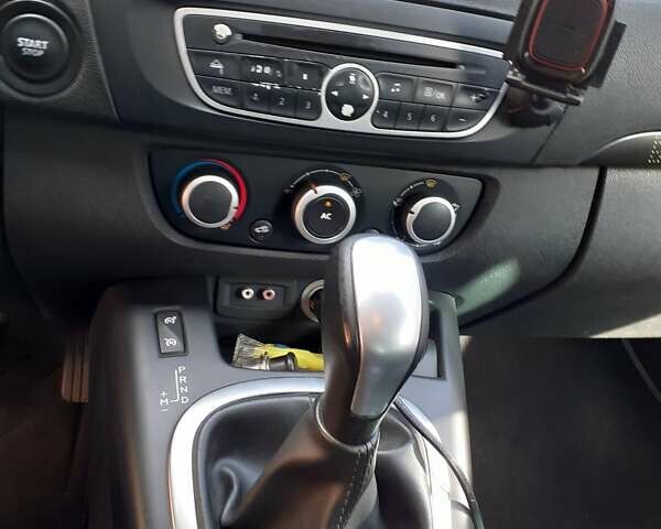 Белый Рено Меган, объемом двигателя 2 л и пробегом 236 тыс. км за 6500 $, фото 3 на Automoto.ua