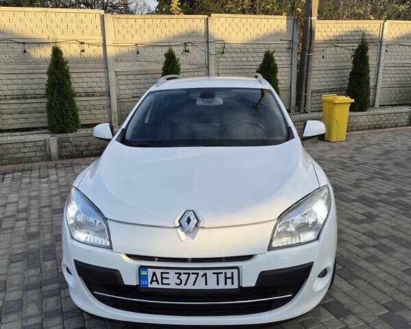 Рено Меган 2010 в Павлограде на Automoto.ua Белый Рено Меган, объемом двигателя 1.46 л и пробегом 237 тыс. км за 8150 $, фото 9 на Automoto.ua