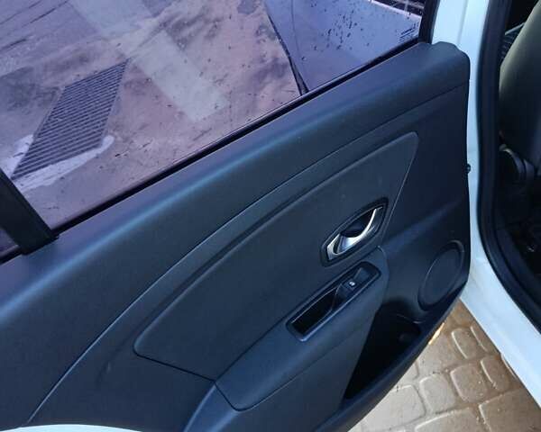Белый Рено Меган, объемом двигателя 1.46 л и пробегом 205 тыс. км за 6800 $, фото 4 на Automoto.ua