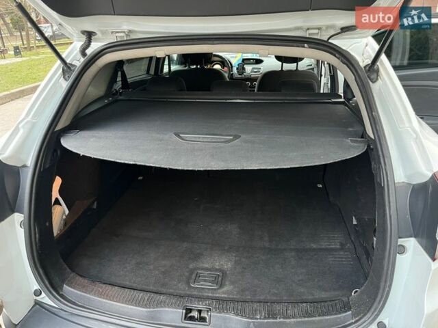 Білий Рено Меган, об'ємом двигуна 1.46 л та пробігом 250 тис. км за 6900 $, фото 66 на Automoto.ua