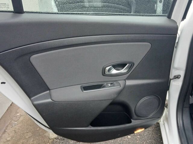 Белый Рено Меган, объемом двигателя 1.6 л и пробегом 240 тыс. км за 7200 $, фото 11 на Automoto.ua