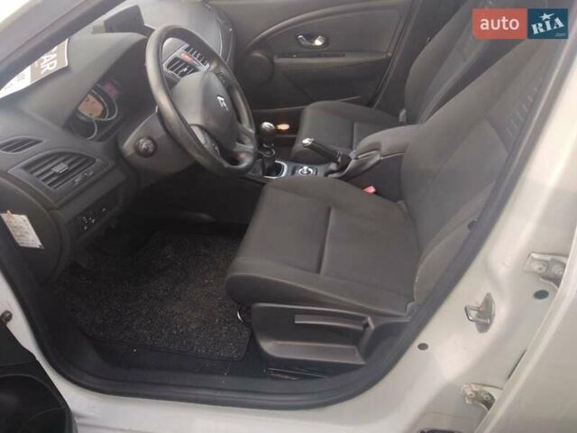 Белый Рено Меган, объемом двигателя 1.6 л и пробегом 290 тыс. км за 6400 $, фото 7 на Automoto.ua