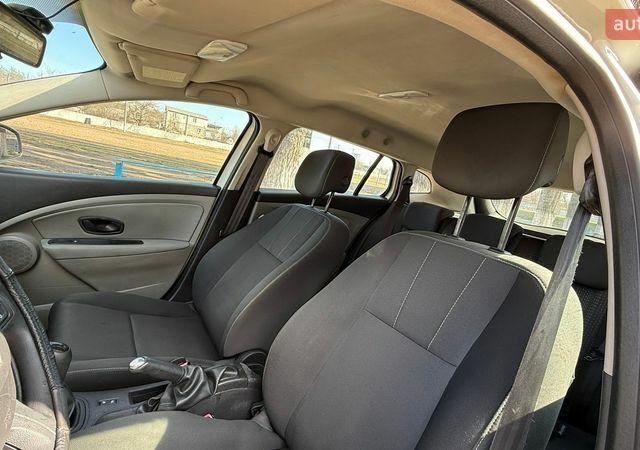 Белый Рено Меган, объемом двигателя 1.46 л и пробегом 290 тыс. км за 5450 $, фото 17 на Automoto.ua