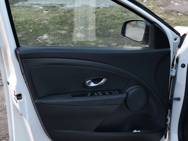 Белый Рено Меган, объемом двигателя 1.5 л и пробегом 300 тыс. км за 6500 $, фото 11 на Automoto.ua