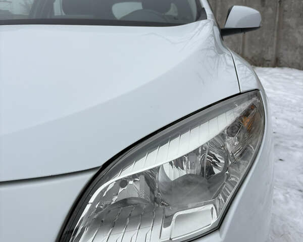 Белый Рено Меган, объемом двигателя 1.6 л и пробегом 250 тыс. км за 7300 $, фото 58 на Automoto.ua