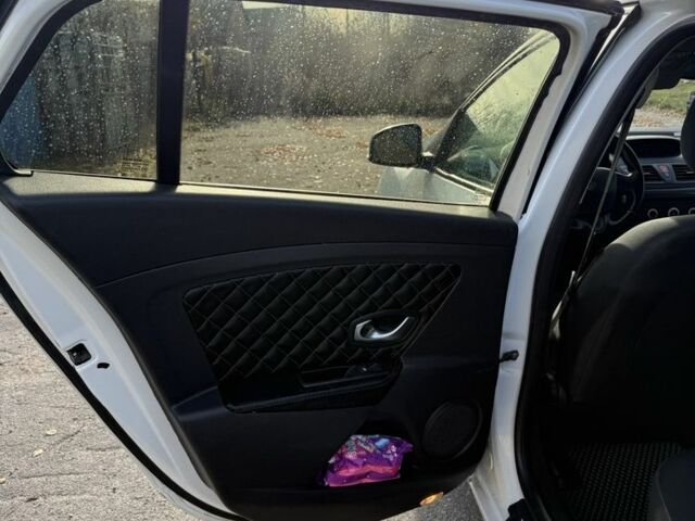 Белый Рено Меган, объемом двигателя 1.5 л и пробегом 363 тыс. км за 5500 $, фото 12 на Automoto.ua