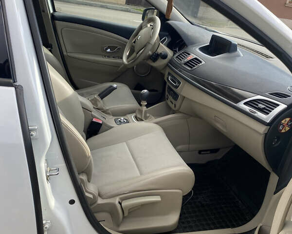 Белый Рено Меган, объемом двигателя 1.5 л и пробегом 270 тыс. км за 6950 $, фото 8 на Automoto.ua