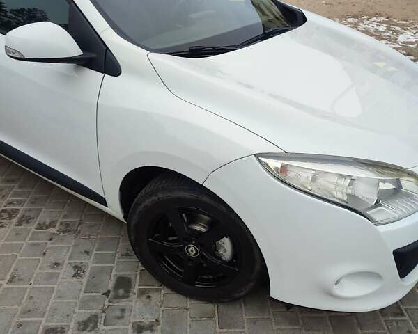 Рено Меган 2010 в Вышгороде на Automoto.ua Белый Рено Меган, объемом двигателя 1.6 л и пробегом 212 тыс. км за 7500 $, фото 5 на Automoto.ua