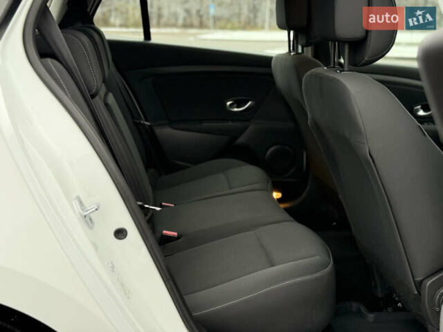 Белый Рено Меган, объемом двигателя 1.6 л и пробегом 211 тыс. км за 6750 $, фото 29 на Automoto.ua