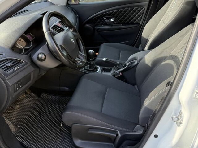 Белый Рено Меган, объемом двигателя 1.5 л и пробегом 363 тыс. км за 5600 $, фото 6 на Automoto.ua