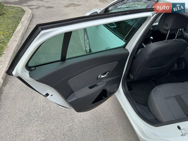 Белый Рено Меган, объемом двигателя 1.39 л и пробегом 207 тыс. км за 7200 $, фото 15 на Automoto.ua