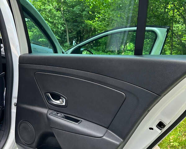 Білий Рено Меган, об'ємом двигуна 1.5 л та пробігом 230 тис. км за 8299 $, фото 25 на Automoto.ua