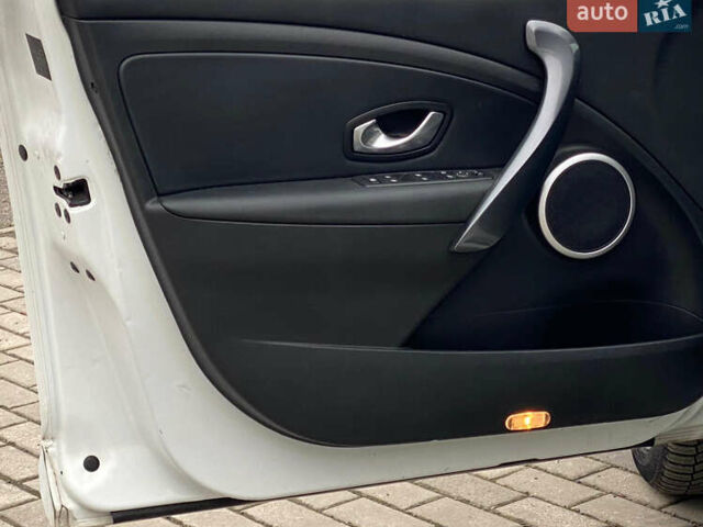 Белый Рено Меган, объемом двигателя 1.9 л и пробегом 237 тыс. км за 7800 $, фото 27 на Automoto.ua