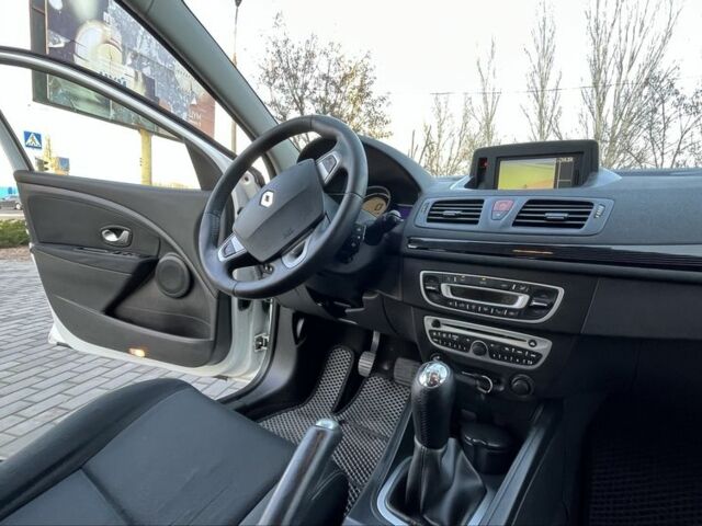 Белый Рено Меган, объемом двигателя 1.5 л и пробегом 250 тыс. км за 7700 $, фото 11 на Automoto.ua