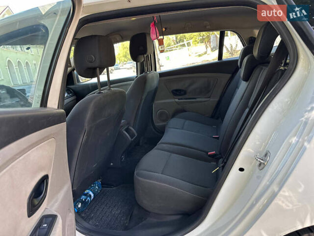 Белый Рено Меган, объемом двигателя 1.46 л и пробегом 274 тыс. км за 5300 $, фото 8 на Automoto.ua