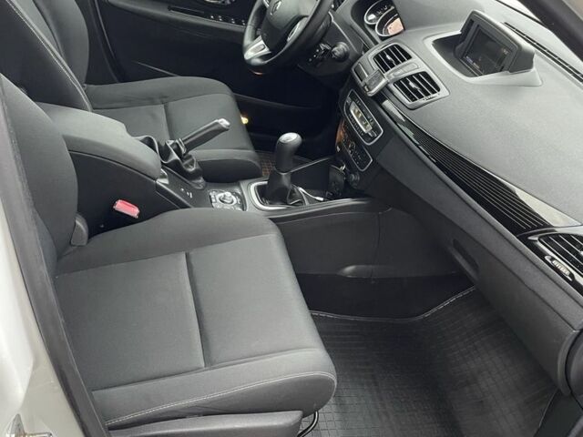 Белый Рено Меган, объемом двигателя 1.5 л и пробегом 263 тыс. км за 8200 $, фото 5 на Automoto.ua