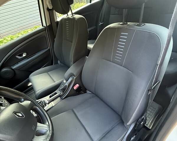 Білий Рено Меган, об'ємом двигуна 1.46 л та пробігом 156 тис. км за 7500 $, фото 17 на Automoto.ua