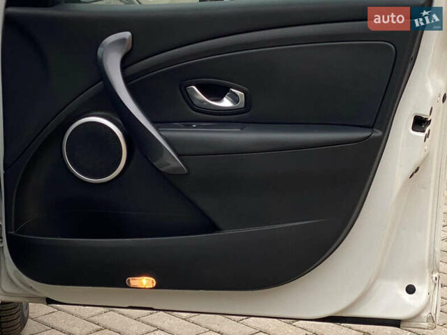 Белый Рено Меган, объемом двигателя 1.9 л и пробегом 237 тыс. км за 7800 $, фото 25 на Automoto.ua