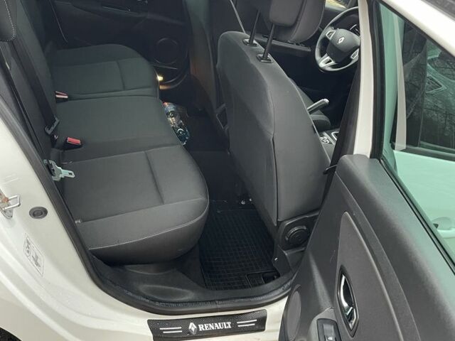 Белый Рено Меган, объемом двигателя 1.5 л и пробегом 263 тыс. км за 8200 $, фото 6 на Automoto.ua