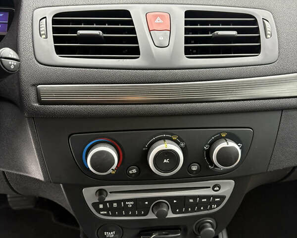 Белый Рено Меган, объемом двигателя 1.6 л и пробегом 250 тыс. км за 7000 $, фото 22 на Automoto.ua