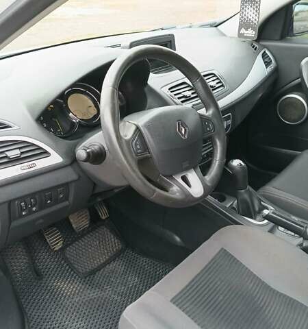 Рено Меган 2011 у Ильинцах на Automoto.ua Білий Рено Меган, об'ємом двигуна 1.5 л та пробігом 230 тис. км за 6000 $, фото 12 на Automoto.ua