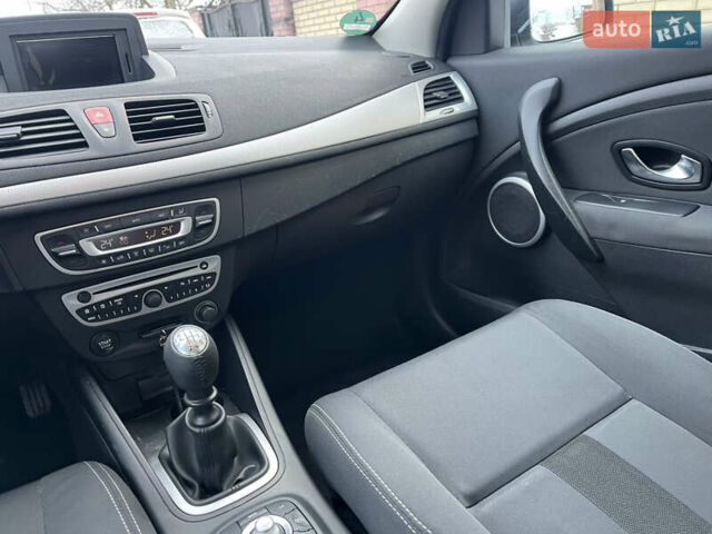 Білий Рено Меган, об'ємом двигуна 1.46 л та пробігом 239 тис. км за 7550 $, фото 26 на Automoto.ua